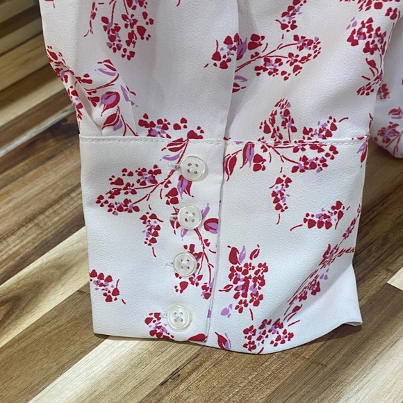 Ann Taylor Red and White Floral Blouse BEAUTIFUL 😍 - Picture 3 of 5
